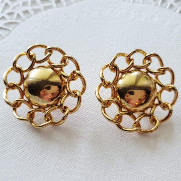 Vintage MONET clip-on Earrings, Statement piece Flower shaped Goldtone - Picture 5 of 5